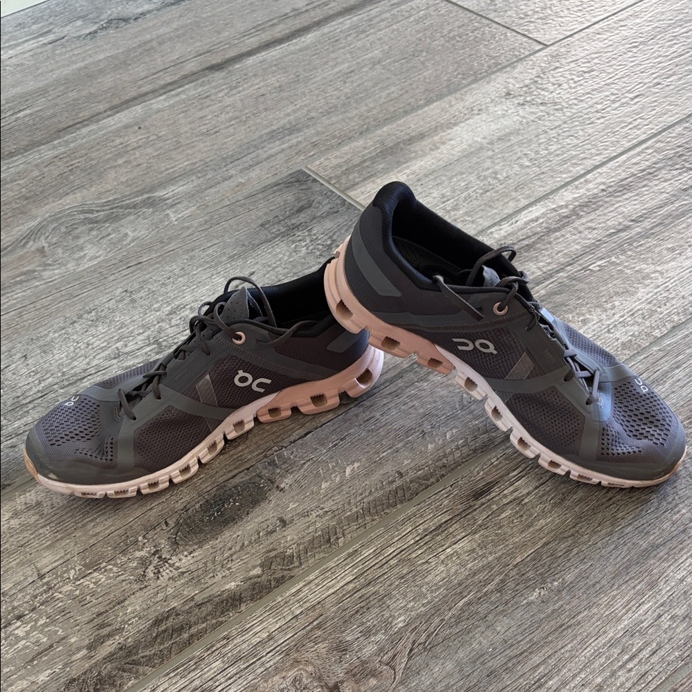 On Running womens Athletic Shoes in Gray and Pink size 9